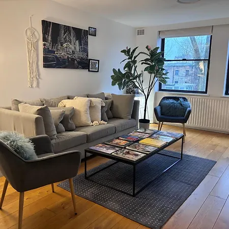 Hyde Park,3 Min Walk,Family Home! 2 Bedrooms & 2 Bathrooms Apartment! Fantastic Location